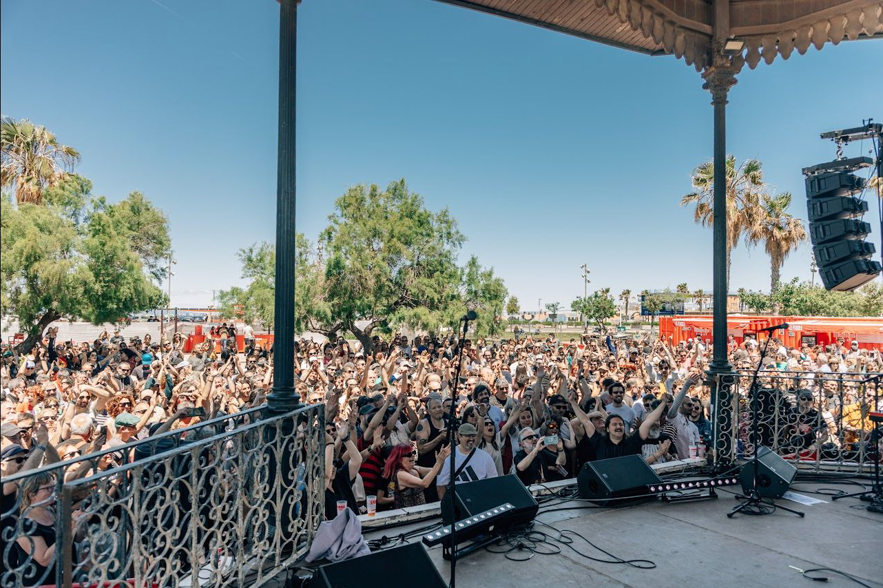 Público de El Concerts de la Pèrgola visto desde el escenario