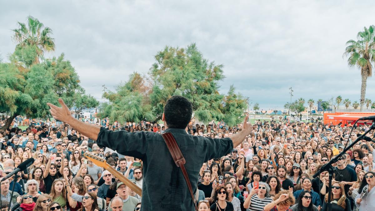Público en un concierto de La Pèrgola publicado por La Vanguardia